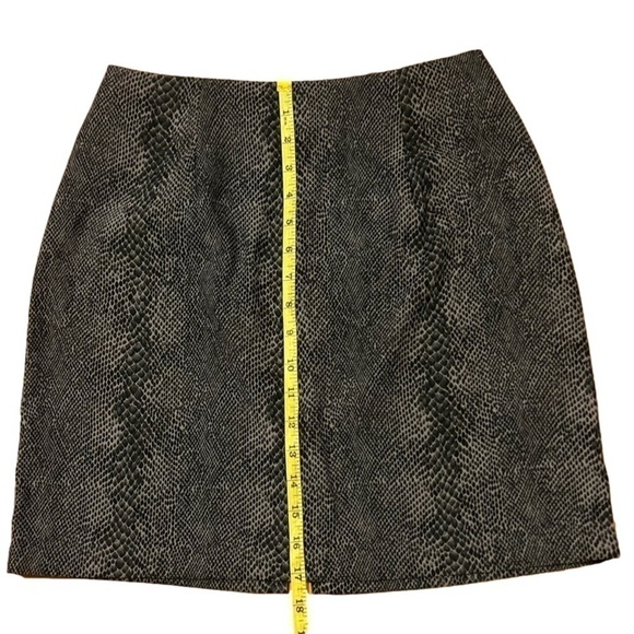 Briggs Petite Snake Print Mini Skirt (Sz 8) - Picture 10 of 10